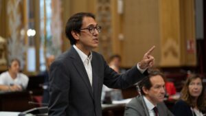 Iago Negueruela pide la palabra en el Parlament.