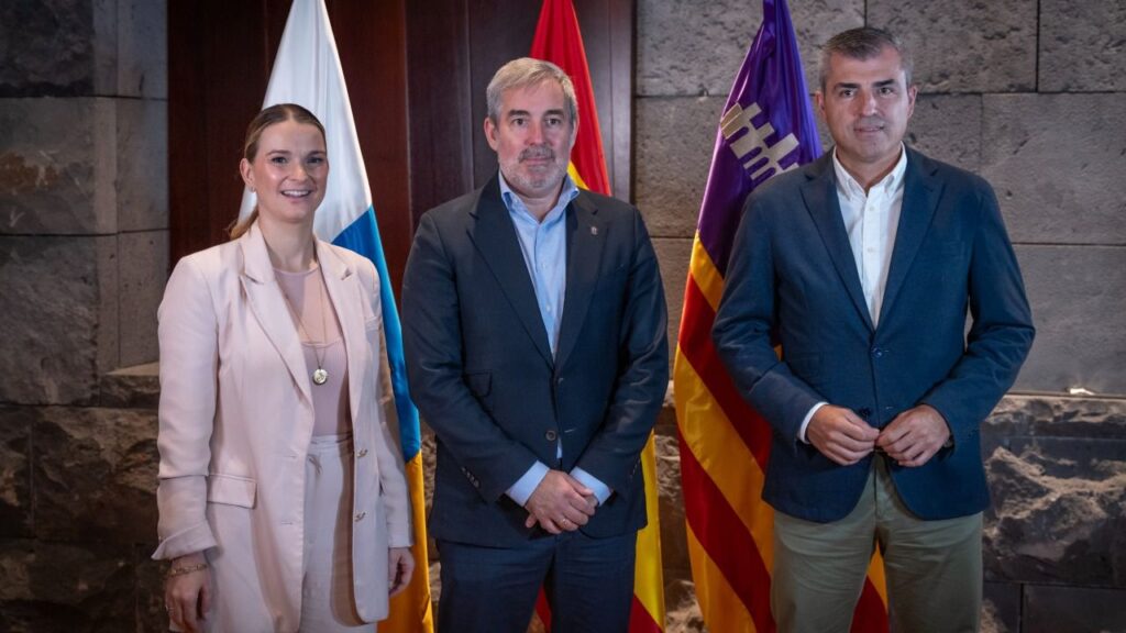 Marga Prohens junto al presidente y el vicepresidente canarios.