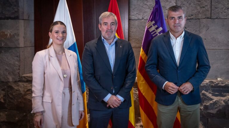 Marga Prohens junto al presidente y el vicepresidente canarios.