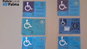 Tarjetas de aparcamiento para personas con movilidad reducida intervenidas.
