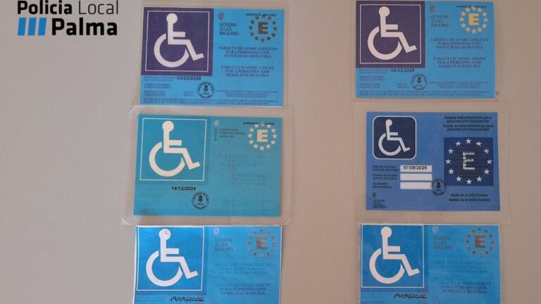 Tarjetas de aparcamiento para personas con movilidad reducida intervenidas.