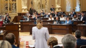 Marga Prohens se dirige a la bancada socialista el martes en el Parlament.