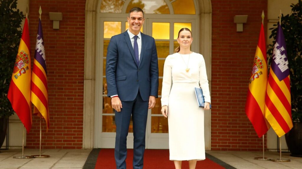Pedro Sánchez y Marga Prohens posan para los medios gráficos en la Moncloa.