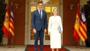 Pedro S&aacute;nchez y Marga Prohens posan para los medios gr&aacute;ficos en la Moncloa.