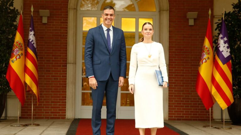Pedro Sánchez y Marga Prohens posan para los medios gráficos en la Moncloa.