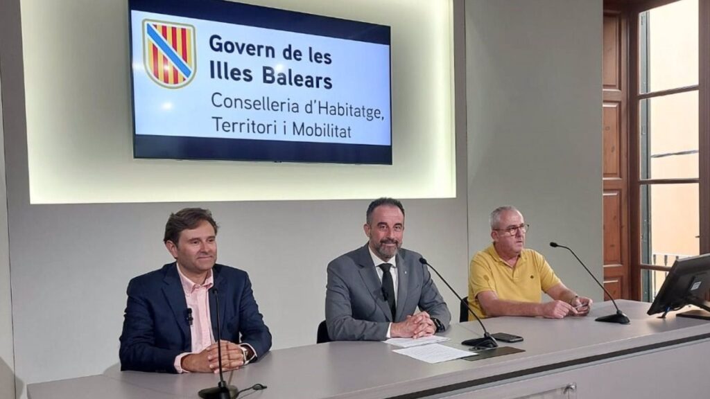 De izquierda a derecha, el alcalde de Maria de la Salut, Jaume Ferriol, el conseller de Vivienda, Territorio y Movilidad, José Luis Mateo, y el gerente del Ibavi, Roberto Cayuela.