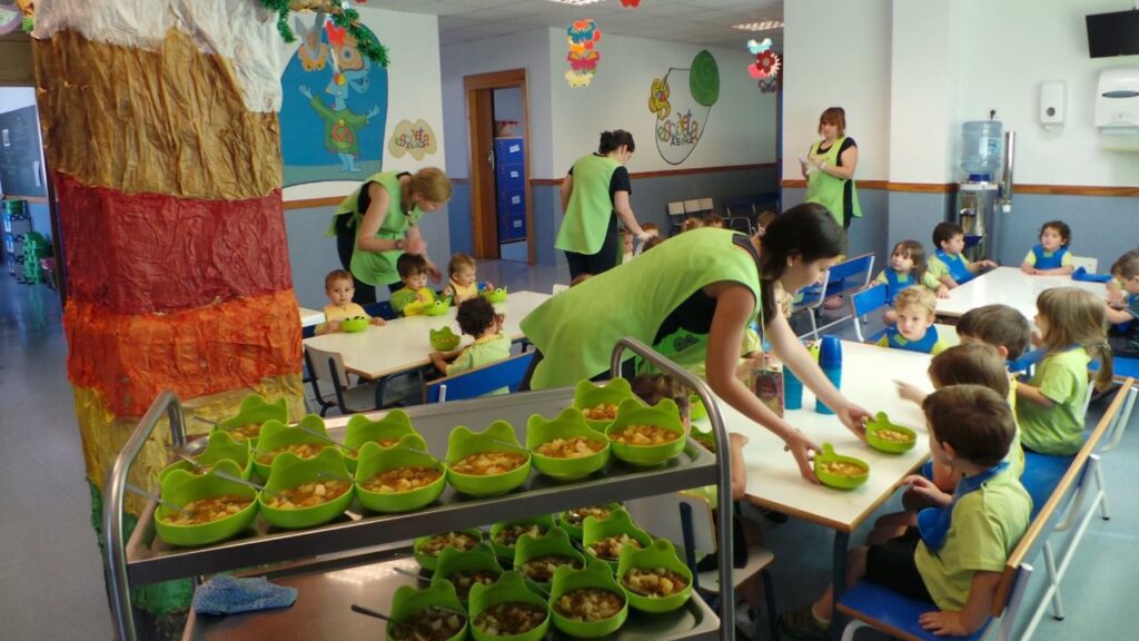 Las educadoras de escoletas de gestión indirecta podrán llegar a cobrar hasta 1.892 euros al mes