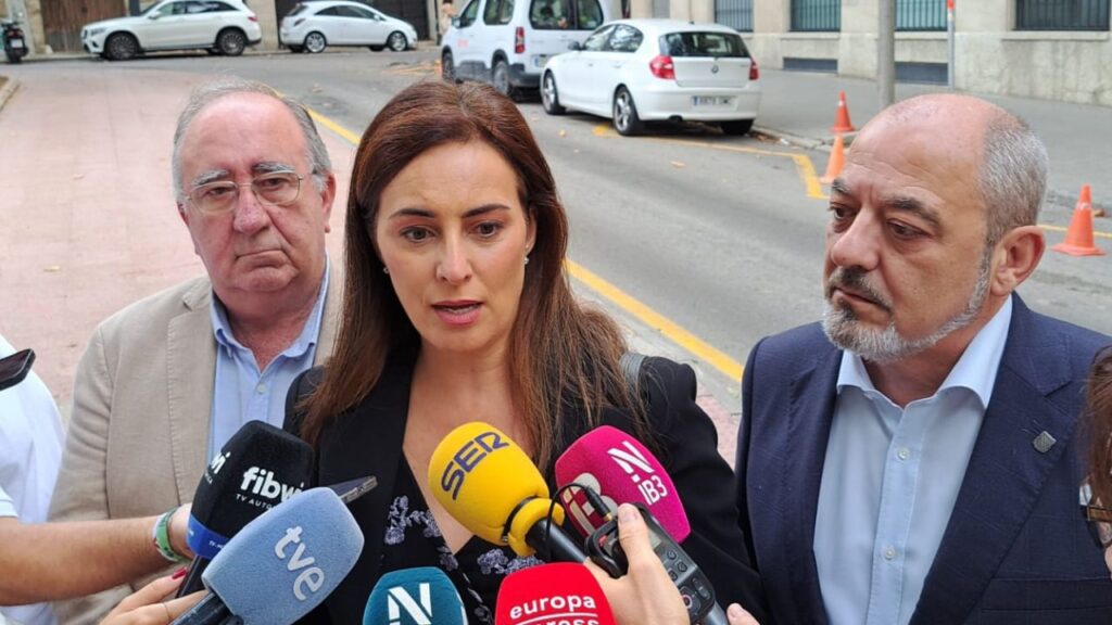 Idioa Ribas, acompañada de Sergio Rodríguez y Agustín Buades.
