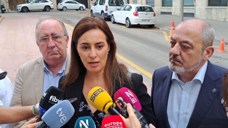 Idioa Ribas, acompañada de Sergio Rodríguez y Agustín Buades.