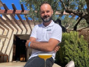 V&iacute;ctor Morante, responsable de Cocteler&iacute;a de Cap Vermell Grand Hotel, junto a 'The Mediterranean Sour', el c&oacute;ctel ganador.