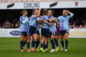 Mariona Caldentey, rodeada por sus compa&ntilde;eras tras el tanto