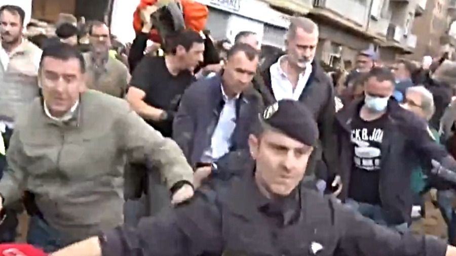 El rey se dirige a hablar con los vecinos