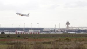 Un avi&oacute;n despega del aeropuerto de Son Sant Joan.