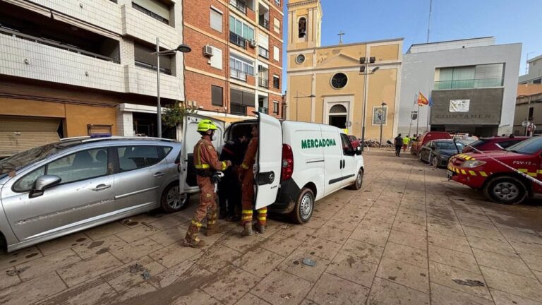 Equipo de Bomberos haciendo uso de un vehículo de Mercadona.