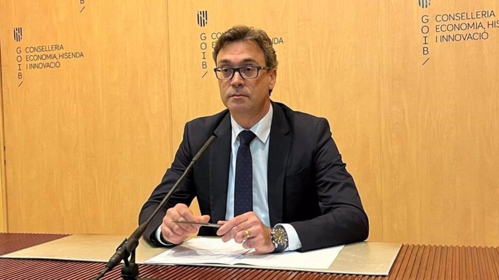 El conseller de Economía, Hacienda e Innovación, Antoni Costa, comparece el primero.