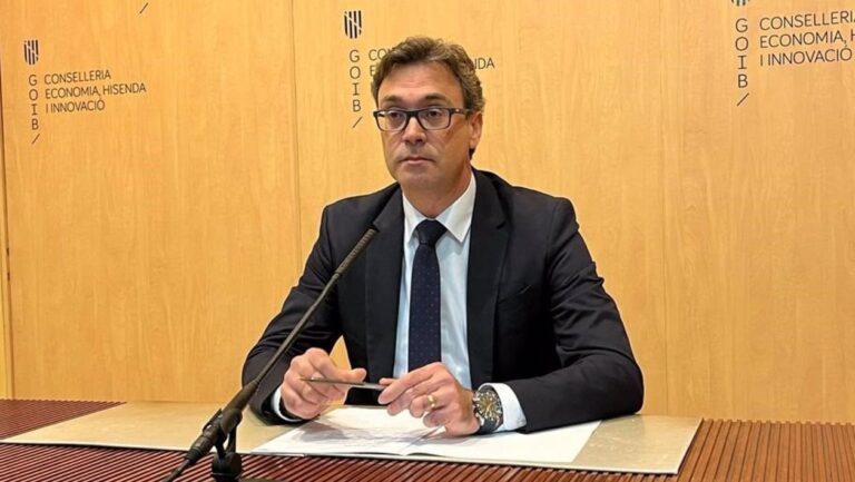 El conseller de Economía, Hacienda e Innovación, Antoni Costa, comparece el primero.