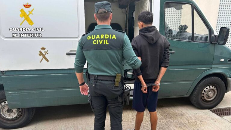 Uno de los detenidos, conducido por los agentes.