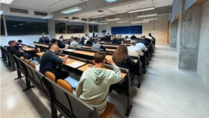 Imagen de archivo de aspirantes a taxistas de Palma realizando el examen para obtener el carnet.
