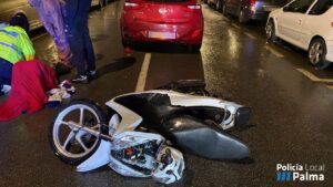 Accidente entre una moto y un coche en la calle Tom&agrave;s Rul&middot;lan.