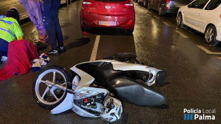 Accidente entre una moto y un coche en la calle Tomàs Rul·lan.