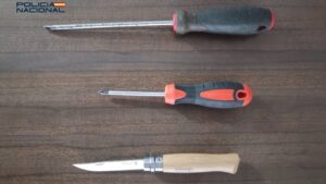 Los dos destornilladores y la navaja intervenidas a los dos detenidos.