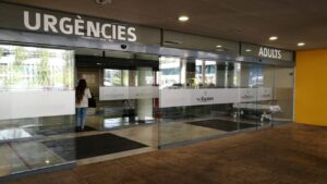 Un t&eacute;cnico del SAMU 061, cr&iacute;tico tras un accidente de moto en el puente de Son Espases