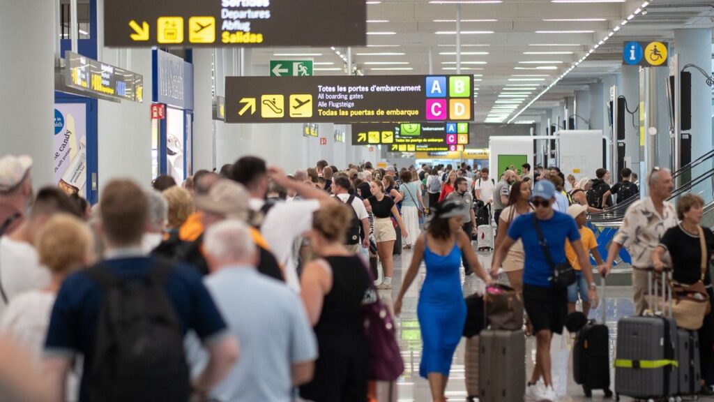 Los consumidores europeos denuncian a siete aerolíneas por cobrar el equipaje de mano.