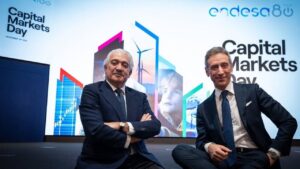 Jos&eacute; Bogas, consejero delegado de Endesa (izq) y Marco Palermo, director general econ&oacute;mico-financiero