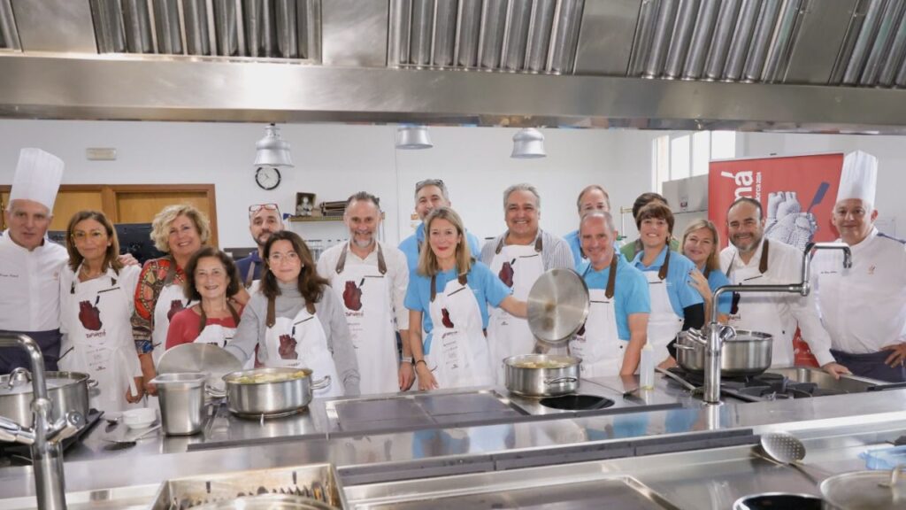 Patrocinadores y colaboradores de TaPalma Mallorca-2024 durante el cocinado.