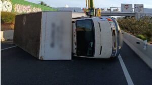 Huyen tras volcar un cami&oacute;n robado