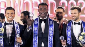 Toni Company (primero por la derecha) junto al resto de ganadores