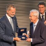 El rey Felipe VI entrega el VII Premio Reino de España a la Trayectoria Empresarial a Gabriel Escarrer en 2022.