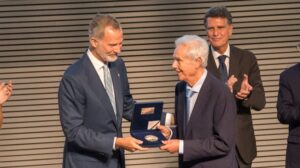 El rey Felipe VI entrega el VII Premio Reino de Espa&ntilde;a a la Trayectoria Empresarial a Gabriel Escarrer en 2022.
