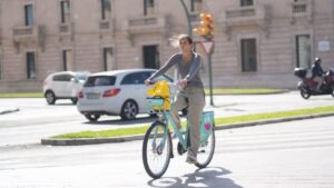 Chica en Bicicleta bicipalma