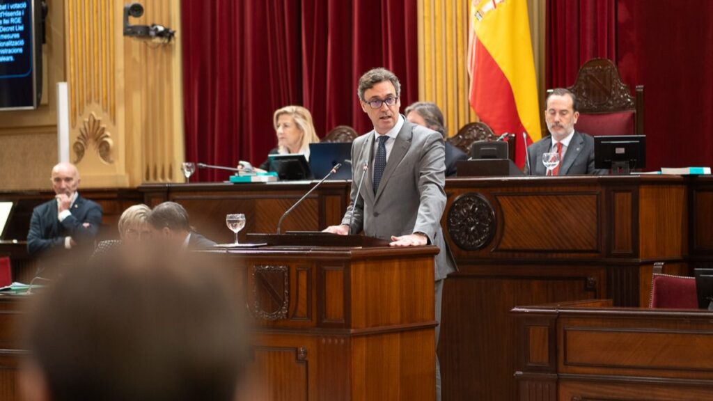 Antoni Costa durante su intervención en el Parlament.