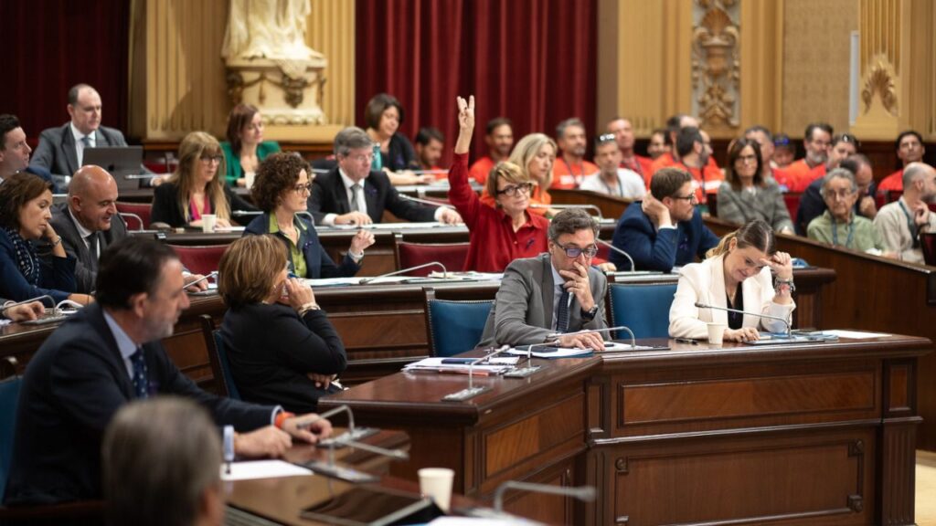 Marga Durán indica el sentido del voto de los diputados del PP en el Parlament.