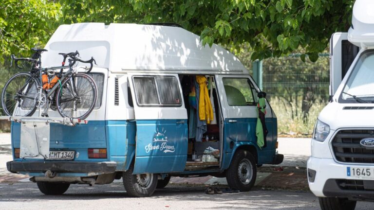 Caravanas aparcadas en plena calle