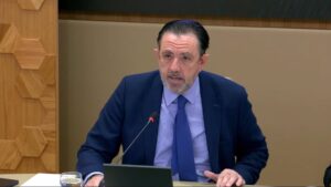 Alejandro S&aacute;enz de San Pedro en el Parlament.