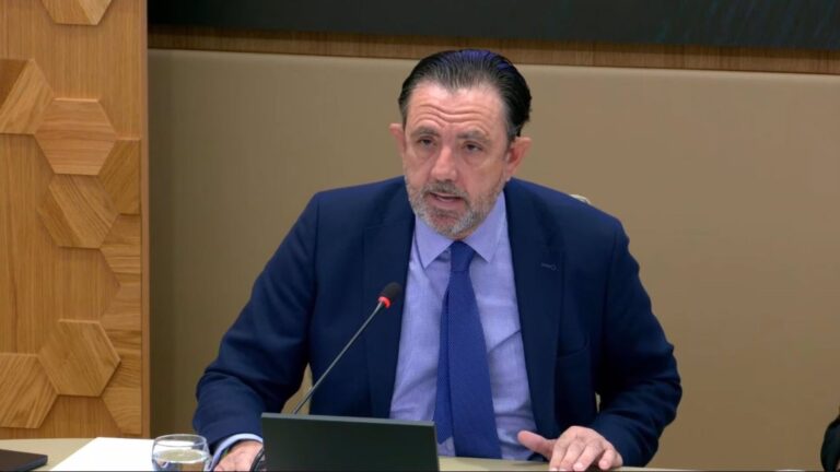 Alejandro Sáenz de San Pedro en el Parlament.