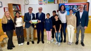Acto de entrega de los kits RetoTech a los alumnos del CEIP Cas Saboners de Magaluf.