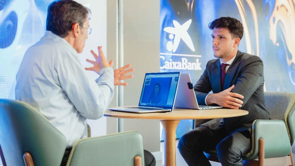 Servicio de videointerpretación en lengua de signos en una oficina de CaixaBank.