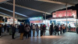Gente haciendo cola delante de los puestos de churros en el Parc de Ses Estacions. | Autor: J. Fernández Ortega.