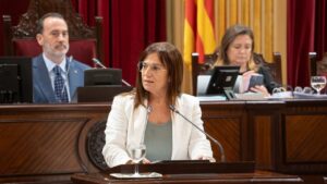 Gabriel Le Senne y Manuela Ca&ntilde;adas en el Parlament.