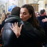 La reina Letizia abraza a un familiar de las víctimas