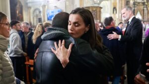La reina Letizia abraza a un familiar de las v&iacute;ctimas