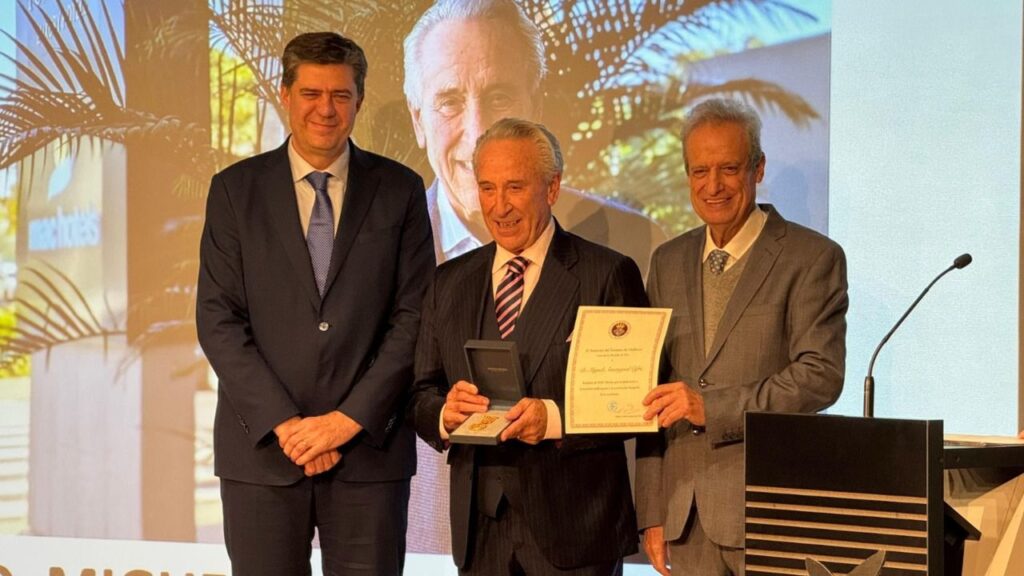 Miguel Amengual Cofre, fundador de Mar Hotels, junto al conseller de Turismo del Govern, Jaume Bauzà, y Eduardo Gamero, presidente de Fomento.