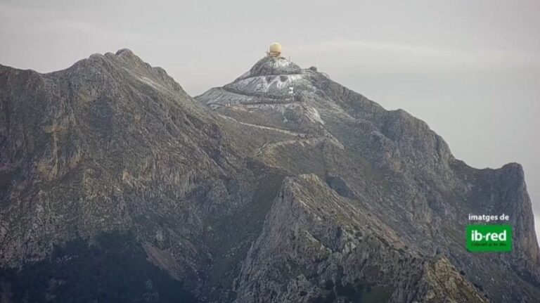 Primeros copos de nieve en el Puig Major.