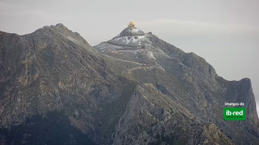 Primeros copos de nieve en el Puig Major.