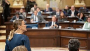 Marga Prohens durante el pleno del Parlament de este martes.