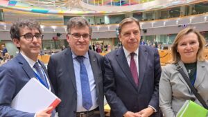 Joan Simonet (segundo por la izquierda) junto al ministro Luis Planas.